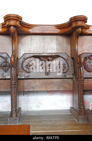 Eine misericord im Chor der Pfarrkirche St. Nikolaus in Blakeney, Norfolk, England, Vereinigtes Königreich, Europa. Stockfoto