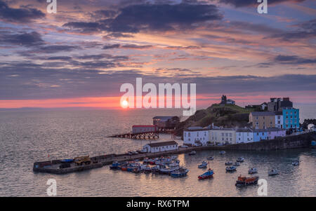 Tenby Hafen und life Boat House bei Sonnenaufgang mit spektakulären Himmel Stockfoto