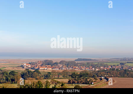 Ein Blick auf das Dorf Cley-next-the-Sea vom Turm von Blakeney Kirche, Norfolk, England, Vereinigtes Königreich, Europa. Stockfoto