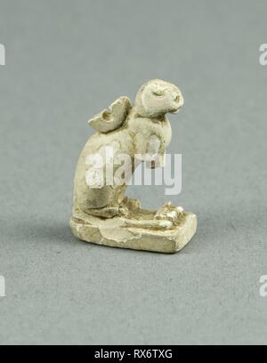 Amulett der Göttin Bastet. Ägyptische. Datum: 1070 v. Chr.-656 v. Chr.. Abmessungen: 2,25 x 1,5 x 0,75 cm (7/8 x 9/16 x 1/4 in.). Keramik. Herkunft: Ägypten. Museum: Das Chicago Art Institute. Thema: Alte ägyptische. Stockfoto