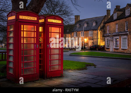 Rote Telefonzelle in Broadway Cotswolds, Gloucestershire Stockfoto