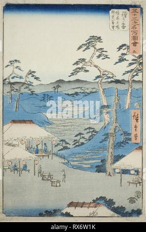 Hodogaya: Fernsicht auf die kamakura Berge aus dem Rest House in der Nähe der Grenze Baum (Hodogaya, Kyoboku tateba Kamakura yama enbo), No. 5 Aus der Serie "Berühmte Sehenswürdigkeiten der 53 Stationen (Gojusan tsugi meisho zue), "auch die vertikalen Tokaido bekannt. Utagawa Hiroshige?? ??; Japanisch, 1797-1858. Datum: 1855. Abmessungen: 35,7 x 23,5 cm (14 1/16 x 9 1/4 in.). Farbe holzschnitt; Oban. Herkunft: Japan. Museum: Das Chicago Art Institute. Stockfoto