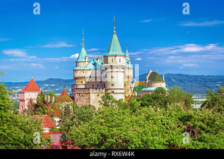 Schloss Bojnice (1103) in der wunderschönen Natur der Slowakei Stockfoto