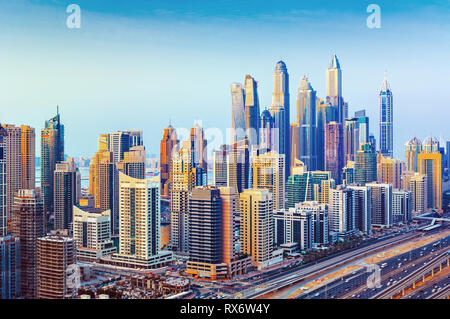 Tolle Dachterasse mit Blick auf den Jachthafen von Dubai Wolkenkratzer, Dubai, Vereinigte Arabische Emirate Stockfoto