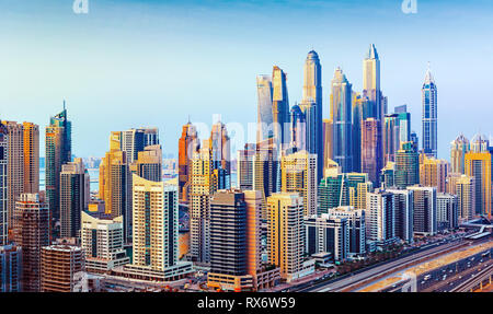 Tolle Dachterasse mit Blick auf den Jachthafen von Dubai Wolkenkratzer, Dubai, Vereinigte Arabische Emirate Stockfoto