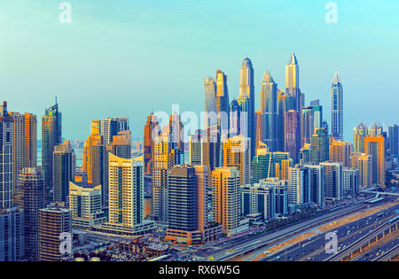 Tolle Dachterasse mit Blick auf den Jachthafen von Dubai Wolkenkratzer, Dubai, Vereinigte Arabische Emirate Stockfoto