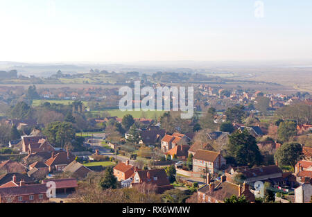 Blick nach Westen in Richtung Morston auf der North Norfolk von Blakeney Kirchturm, Norfolk, England, Vereinigtes Königreich, Europa. Stockfoto