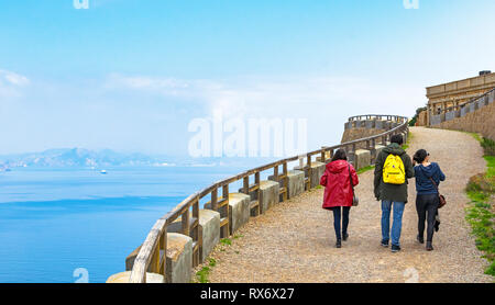 Bateria de Castillitos, Spanien - 28. Februar - 2019: eine Gruppe von Menschen zu Fuß entlang eines Pfades zu Bateria de Castillitos. Eine idyllische Landschaft des alten Co Stockfoto