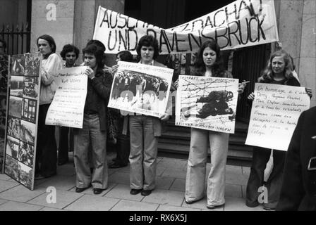 Der Prozess gegen Beate Klarsfeld vor dem Kölner Landgericht am 9. Juli 1974 wurde von Protesten durch Deutsche und französische Widerstandskämpfer gegen das NS-Regime begleitet. | Verwendung weltweit Stockfoto