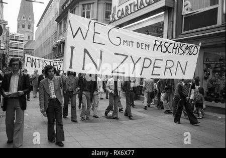 Studenten der Deutsche Gesellschaften (VDS) rief zu einer Demonstration am 19. Juli 1974 in Bonn gegen die Besetzung des Nordens der Insel im Mittelmeer Zypern durch die türkischen Streitkräfte. | Verwendung weltweit Stockfoto