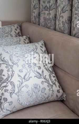 Dekorative Kissen und Vorhänge aus dem gleichen Stoff Stockfoto