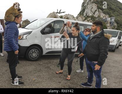 Ein brtish Touristische stellt mit einem Barbary macaque Affen auf den Felsen von Gibraltar, 14. Februar 2019. Gibraltar ist warten, um zu sehen, wie der britische Zukunft Abreise aus der Europäischen Union in Gibraltar gelten könnte. In den 2016 Brexit Stimmen, 96 Prozent der Gibraltaria | Verwendung weltweit Stockfoto