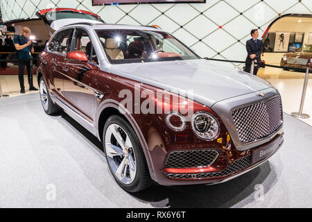 Genf, Schweiz - 6. MÄRZ 2018: Bentley Bentayga hybrid Luxus-SUV Auto auf dem 88. Internationalen Automobilsalon in Genf präsentiert. Stockfoto