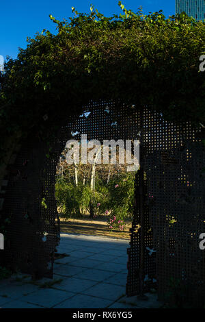 Eingangstor zum Parc del Centre del Poblenou, ein gepflegter Park und Garten im Stadtteil Sant Marti von Barcelona, Katalonien, Spanien. Stockfoto