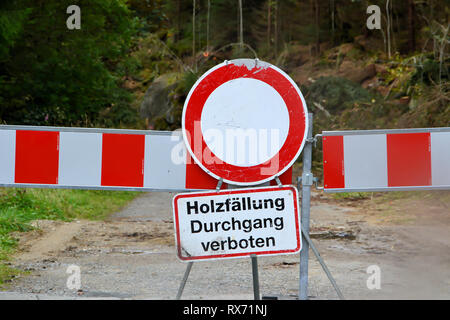 Durchfahrt verboten, auf einer Forststraße Stockfoto