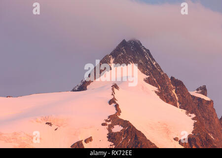 Alpenglühen in der Morgendämmerung. Grossglockner/Großglockner (3798 m), den höchsten Berg Österreichs im Nationalpark Hohe Tauern, Kärnten / Kärnten Stockfoto