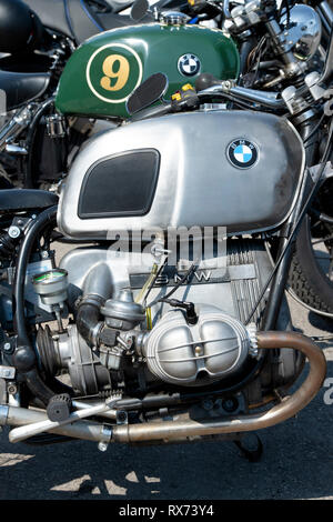 Benutzerdefinierte BMW Café Racer bobber Motorräder. Brooklands, Weybridge, Surrey, England Stockfoto
