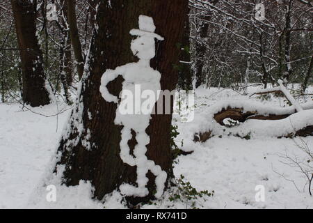 Ein winter Szene, einen Überblick über ein Zeichen gegen einen Baum von Schnee Stockfoto