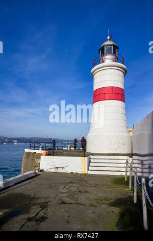 Ältere Rentner Angeln am Ende der Mole in Douglas Hafen Stockfoto