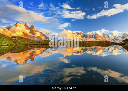 Sommer Panorama der Lac Blanc See mit Mont Blanc (Monte Bianco) auf den Hintergrund, Chamonix Lage. Schöne outdoor Szene in Vallon Frankreich Stockfoto