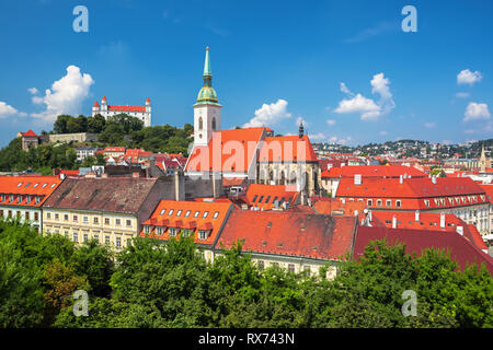 Die Burg von Bratislava, St. Martins Dom und die Altstadt Aussicht auf der Dachterrasse im Stadtzentrum von Bratislava, Slowakei Stockfoto