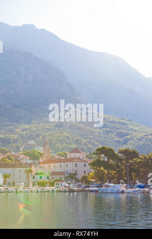 Makarska, Dalmatien, Kroatien, Europa - August 24, 2017 - Blick über den Hafen von Makarska. Stockfoto