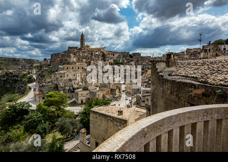 MATERA, Italien - 27. AUGUST 2018: Sommer Tag Landschaft Straße Blick auf die herrliche alte Stadt der Sassi mit weißen geschwollene Wolken ziehen auf dem Italienischen Stockfoto