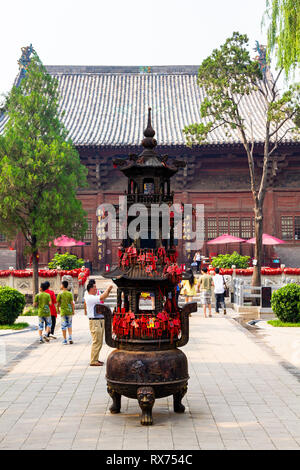 Sep 2013 - Pingyao, Shanxi, China - Touristen im Innenhof des Konfuzius Tempel in Pingyao. Als eine der am besten erhaltenen Dörfer von China, Pi bekannt Stockfoto