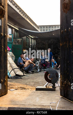 Sep 2013 - Pingyao, Shanxi, China - Lokale Leute in einem Innenhof von Pingyao antike Stadt. Pingyao ist ein UNESCO Weltkulturerbe Stockfoto