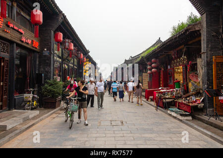 Sep 2013 - Pingyao, Shanxi, China - die Straßen von Pingyao antike Stadt bei Sonnenuntergang mit Touristen überfüllt. Als eine der am besten erhaltenen Dörfer bekannt o Stockfoto