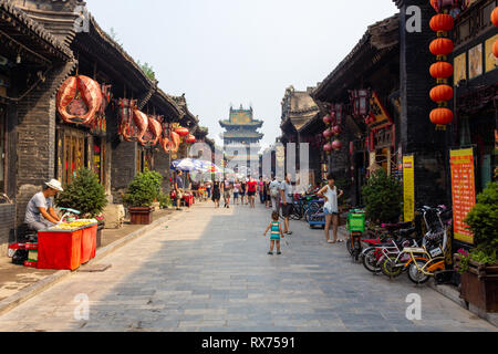 Sep 2013 - Pingyao, Shanxi, China - Touristen und Einheimischen in der South Street von Pingyao, einer der wichtigsten Straßen der alten Stadt. Pingyao ist ein UNESCO wor Stockfoto