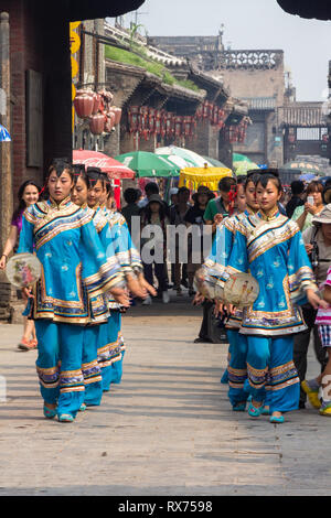 Sep 2013 - Pingyao, Shanxi, China - traditionelle Kostüm Parade, die jeden Morgen in der South Street von Pingyao, einer der wichtigsten Straßen der geschieht, Stockfoto