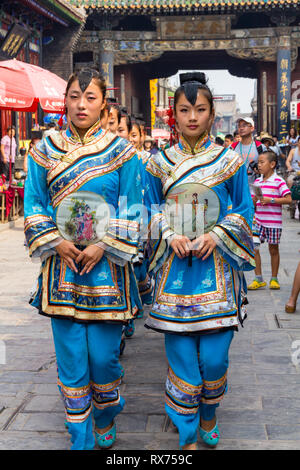 Sep 2013 - Pingyao, Shanxi, China - traditionelle Kostüm Parade, die jeden Morgen in der South Street von Pingyao, einer der wichtigsten Straßen der geschieht, Stockfoto