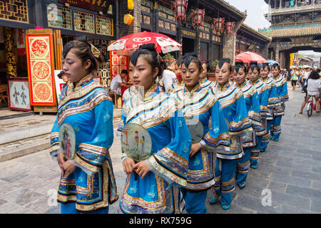 Sep 2013 - Pingyao, Shanxi, China - traditionelle Kostüm Parade, die jeden Morgen in der South Street von Pingyao, einer der wichtigsten Straßen der geschieht, Stockfoto