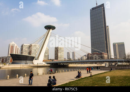 März 2014 - Tianjin, China - Menschen zu Fuß entlang der Haihe River in Tianjin Stockfoto