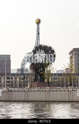 März 2014 - Tianjin, China - die große Uhr in der Nähe des Bahnhofs in Tianjin, China, über von der Haihe River aus gesehen Stockfoto