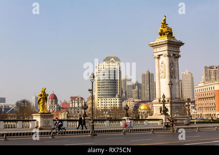 März 2014 - Tianjin, China - Brücke im europäischen Stil mit goldenen Statuen der Haihe River Crossing im Zentrum von Tianjin, China Stockfoto