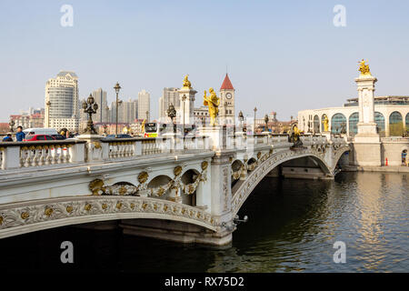 März 2014 - Tianjin, China - Brücke im europäischen Stil mit goldenen Statuen der Haihe River Crossing im Zentrum von Tianjin, China Stockfoto