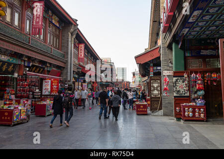 März 2014 - Tianjin, China - Blick auf Kultur Street in Tianjin City Center mit Touristen und Einheimischen verpackt Stockfoto