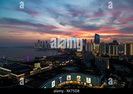 Juni 2018 - Qingdao, China - Sonnenuntergang im Olympischen Segelzentrum. Die neue Lightshow von Qingdao skyline erstellt für die SCO-Gipfel zwischen China und Russi Stockfoto