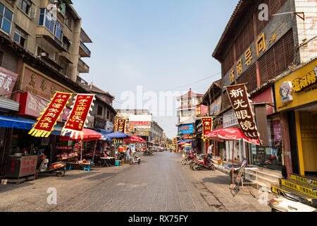 Juli 2016 - Luoyang, China - Die kleine Straße, die durch die antike Stadt Luoyang läuft, voller Zeichen von Läden, die Kunst und die Art des Materials. Stockfoto