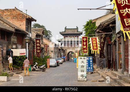 Juli 2016 - Luoyang, China - Die kleine Straße, die durch die antike Stadt Luoyang läuft, in der Nähe der alten Drum Tower. Luoyang ist eine der 4 antiken Stockfoto