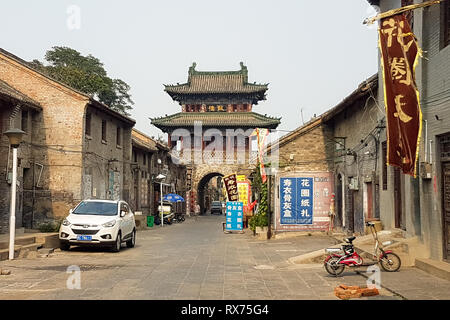 Juli 2016 - Luoyang, China - Die kleine Straße, die durch die antike Stadt Luoyang läuft, in der Nähe der alten Drum Tower. Luoyang ist eine der 4 antiken Stockfoto