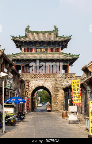 Juli 2016 - Luoyang, China - Die kleine Straße, die durch die antike Stadt Luoyang läuft, vor der alten Drum Tower. Luoyang ist eine der 4a Stockfoto