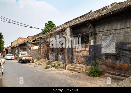 Juli 2016 - Luoyang, China - Die kleine Straße, die durch die antike Stadt Luoyang läuft, voller Zeichen von Läden, die Kunst und die Art des Materials. Stockfoto