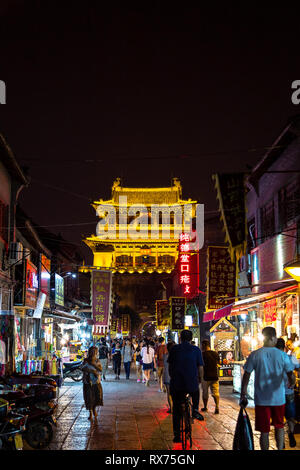 Juli 2016 - Luoyang, Henan, China - Die kleine Straße, die durch die antike Stadt Luoyang in der Nähe von lijing Tor in der Nacht läuft. Luoyang ist eine der 4. Stockfoto