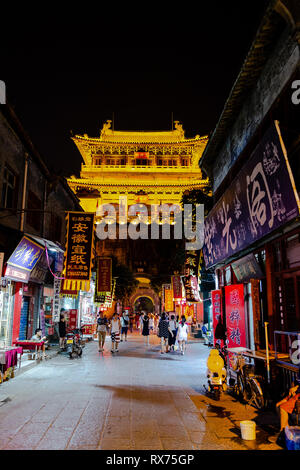 Juli 2016 - Luoyang, Henan, China - Die kleine Straße, die durch die antike Stadt Luoyang in der Nähe von lijing Tor in der Nacht läuft. Luoyang ist eine der 4. Stockfoto