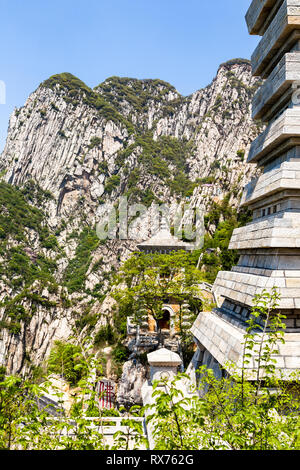 Juli 2017 - Denfeng, Henan, China - Sanhuang Basilika auf dem Gipfel des Songshan Berg. Songshan ist die höchste der fünf heiligen Berge Chinas dedi Stockfoto