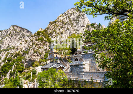 Juli 2017 - Denfeng, Henan, China - Sanhuang Basilika auf dem Gipfel des Songshan Berg. Songshan ist die höchste der fünf heiligen Berge Chinas dedi Stockfoto