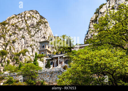 Juli 2017 - Denfeng, Henan, China - Sanhuang Basilika auf dem Gipfel des Songshan Berg. Songshan ist die höchste der fünf heiligen Berge Chinas dedi Stockfoto